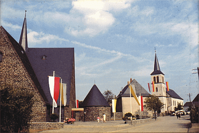 Kirche mit
                  Fahnen 1965