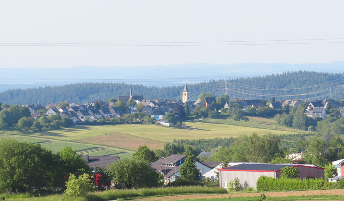 Blick auf Thomm, vorne Osburg-Neuhaus