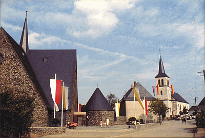 Kirche mit                  Fahnen 1965